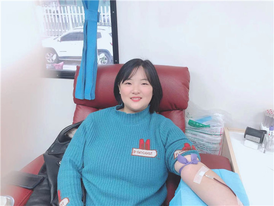 奉獻(xiàn)愛心 青春無悔