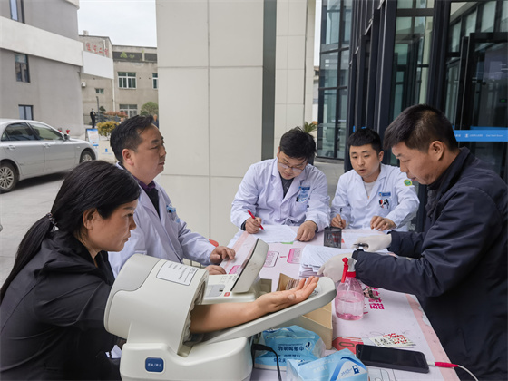 一“臂”之力，踐行醫(yī)者擔(dān)當(dāng)——安康市中心血站聯(lián)合漢濱區(qū)第三人民醫(yī)院開展無償獻(xiàn)血活動