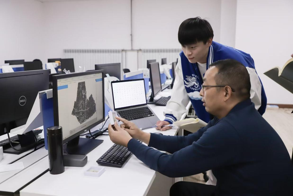 安陽(yáng)師范學(xué)院甲骨文信息處理教育部重點(diǎn)實(shí)驗(yàn)室，劉永革正在給學(xué)生講甲骨文。受訪者供圖