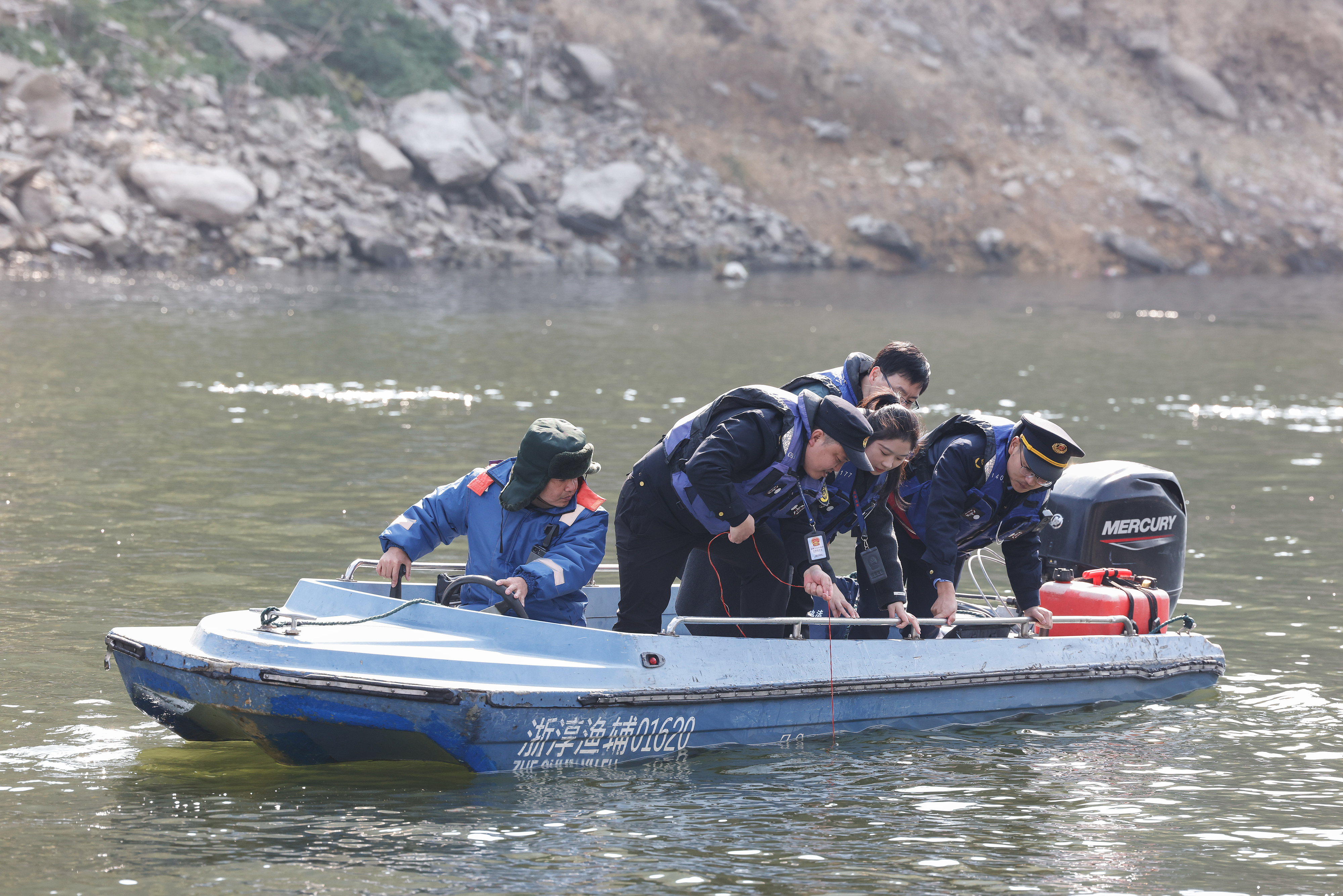 2025年12月4日，浙江杭州淳安縣與安徽黃山歙縣紀(jì)檢監(jiān)察干部及綜合行政執(zhí)法人員對(duì)浙皖交界的新安江鳩坑口水域進(jìn)行常態(tài)化巡河，共同保護(hù)漁業(yè)資源和水域生態(tài)環(huán)境。