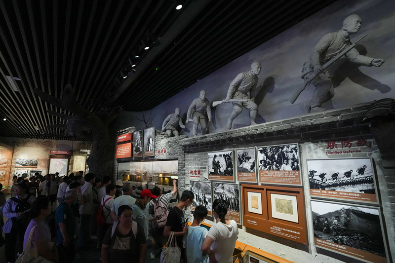 2025年7月8日，參觀者在中國(guó)人民抗日戰(zhàn)爭(zhēng)紀(jì)念館參觀《為了民族解放與世界和平》主題展覽。