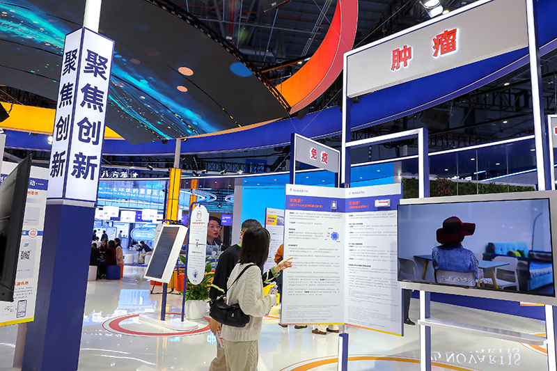 2025年11月9日，上海，第八屆進博會（醫(yī)療器械及醫(yī)藥保健展區(qū)）。