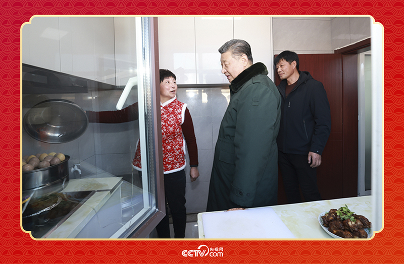 2025年春節(jié)前夕，習近平總書記在遼寧葫蘆島市綏中縣明水滿族鄉(xiāng)祝家溝村考察時，走進村民朱西存家看望。