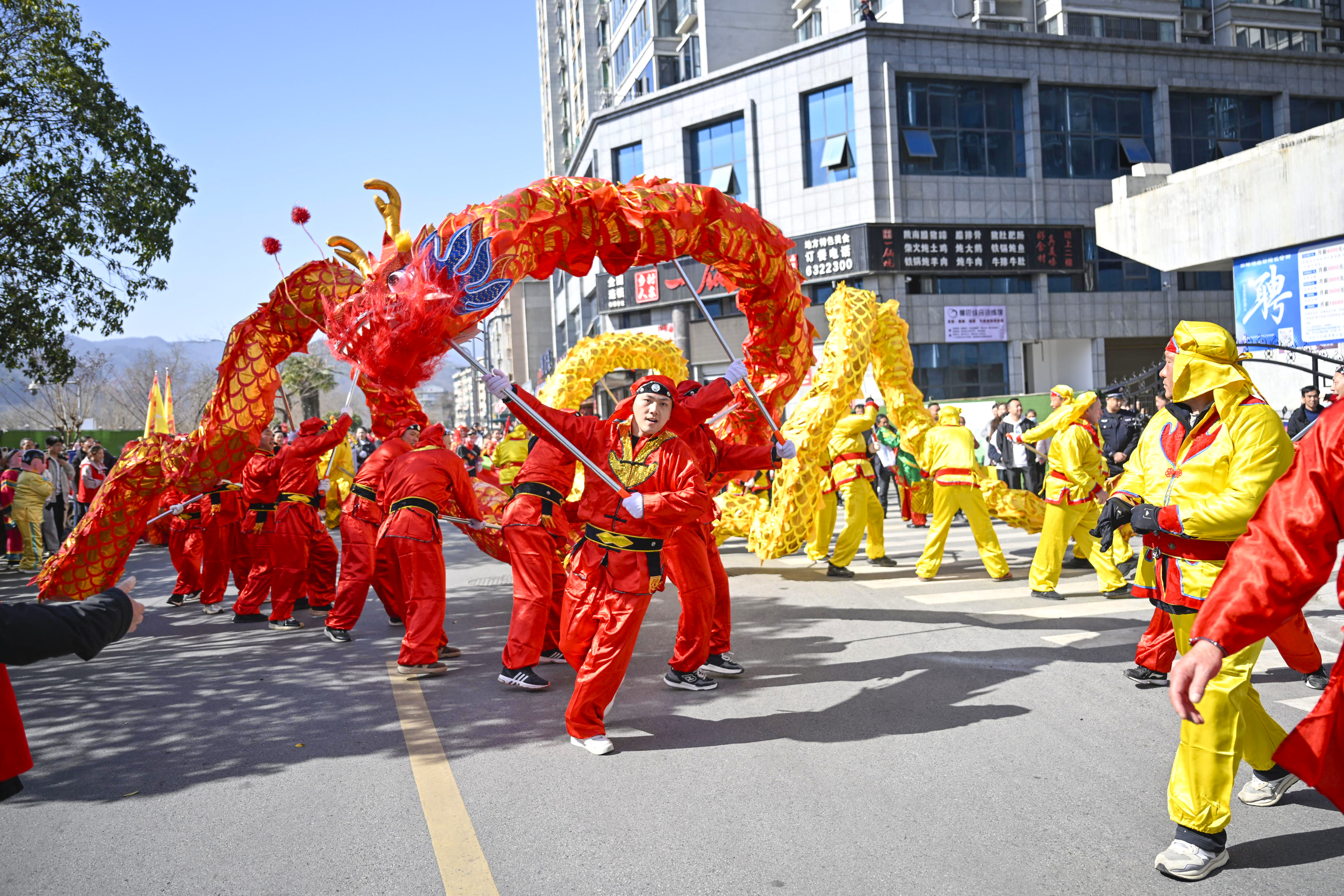 二里社區(qū)文體協(xié)會(huì)的舞龍表演