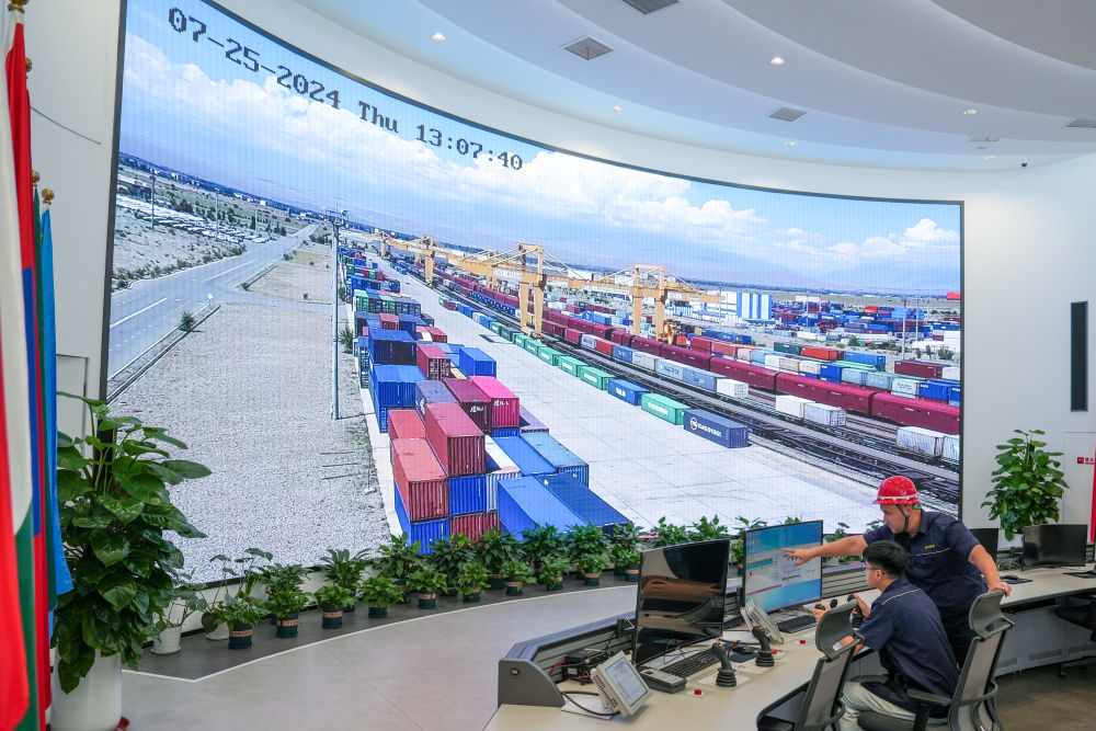 △ 在中哈（連云港）物流合作基地，工作人員通過“中哈物流場(chǎng)站”信息化跟蹤系統(tǒng)查看集裝箱運(yùn)輸情況（2024年7月25日攝）。