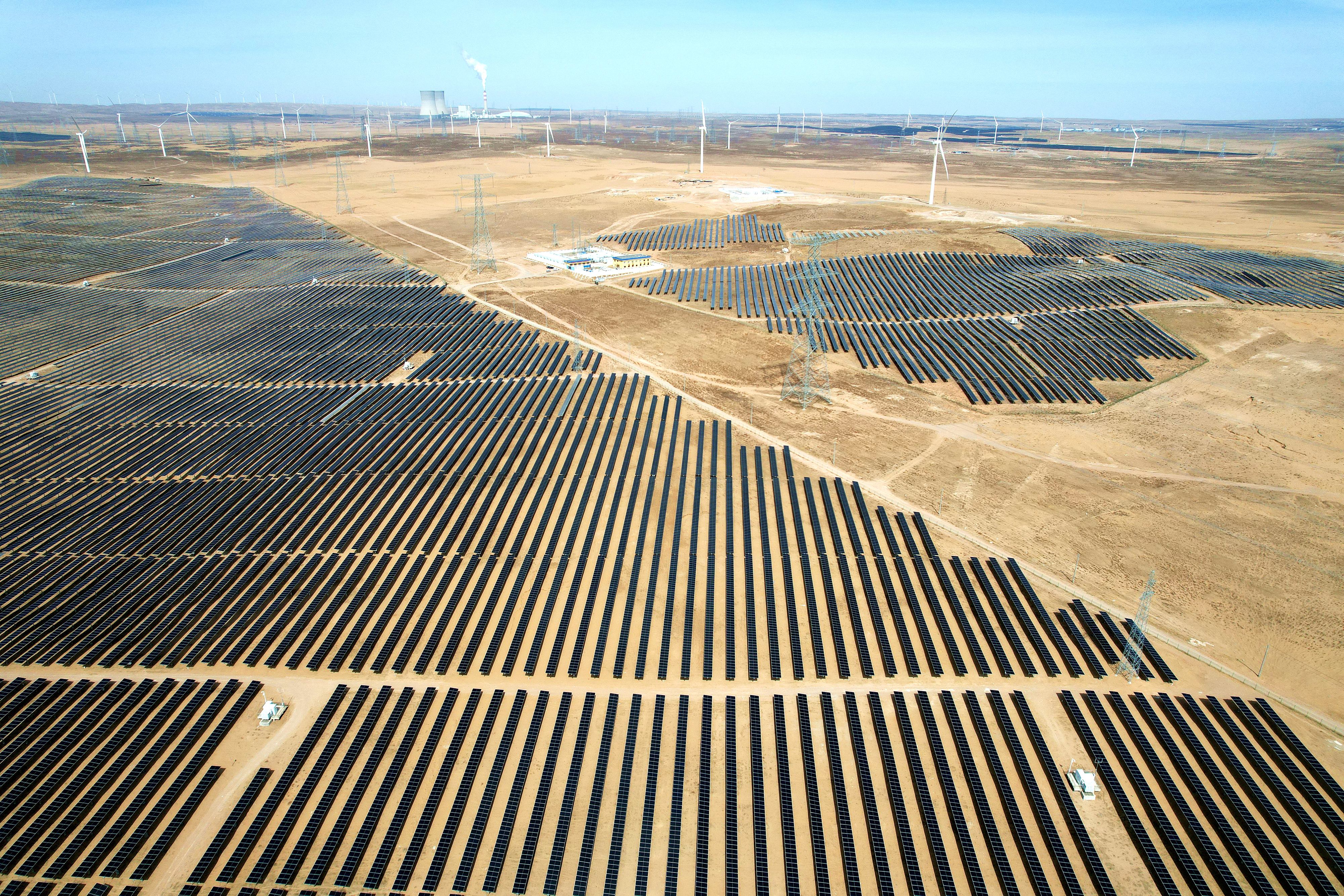 2026年3月18日，寧夏銀川，在靈武市白土崗鄉(xiāng)的一處光伏產(chǎn)業(yè)基地，成片的太陽能光伏板匯成一片“藍(lán)色海洋”。